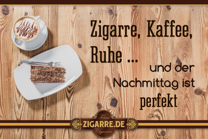 Zigarren und Kaffee auf einem Tisch