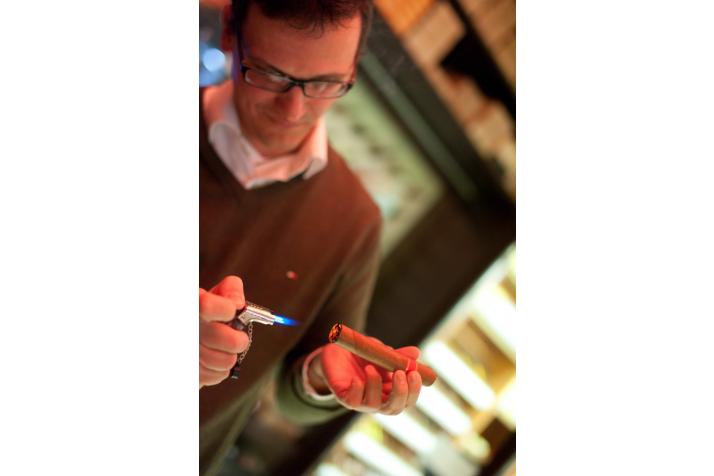 Wie zünde ich eine Zigarre an?