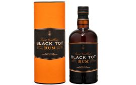 Black Tot Rum von vorne fotografiert mit der dazugehörigen Geschenksverpackung