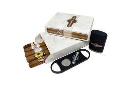 Zigarre Wintersampler Abbildung des Inhalts mit Zigarren Cutter und Feuerzeug